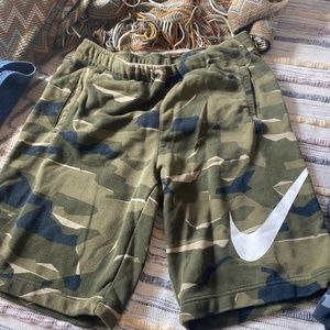 Lot Medium sweat shorts camo Nike under armour